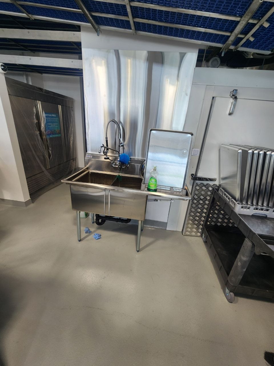 Commercial bakery wash station and drainage area
